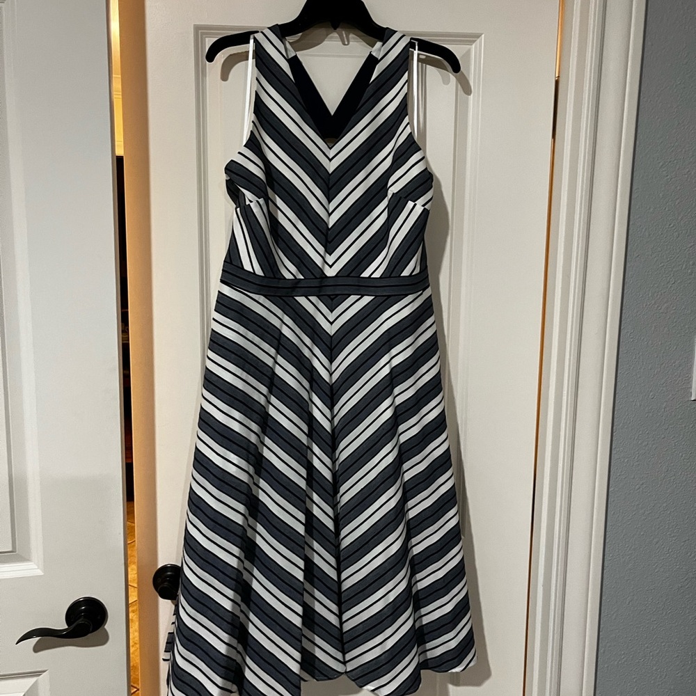 1901 White and Navy Blue V-Neck Midi Halter Dress